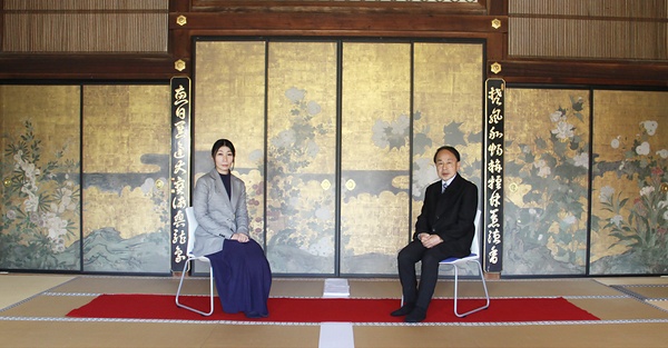 釈迦堂・中の間に収められた長谷川派による『秋草図』（複製）を前にして対談