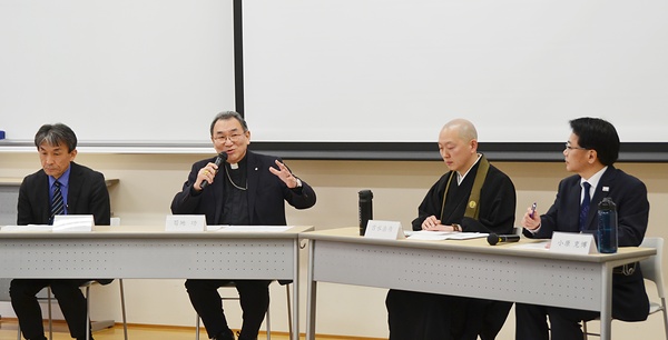 講演後は講師らで意見交換を行った。（右から）小原、吉水、菊地、篠田の各氏