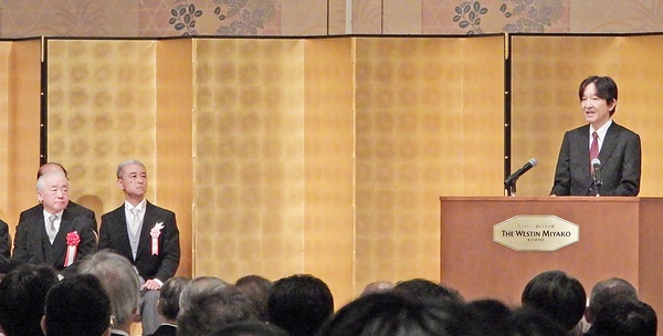 平安神宮130年式典でお言葉を述べる秋篠宮さま。左端は鷲尾宮司