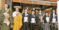 沢田氏（右から3人目）と各賞受賞者。今村氏は欠席で江上彰氏（左から2人目）が代理で出席。左端は松本理事長