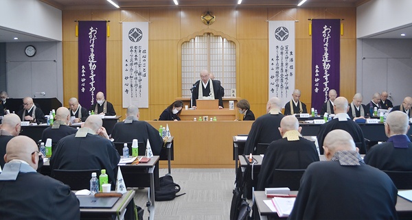 施政方針演説をする野口総長