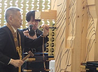 材木に鑿を入れる柏木理事長