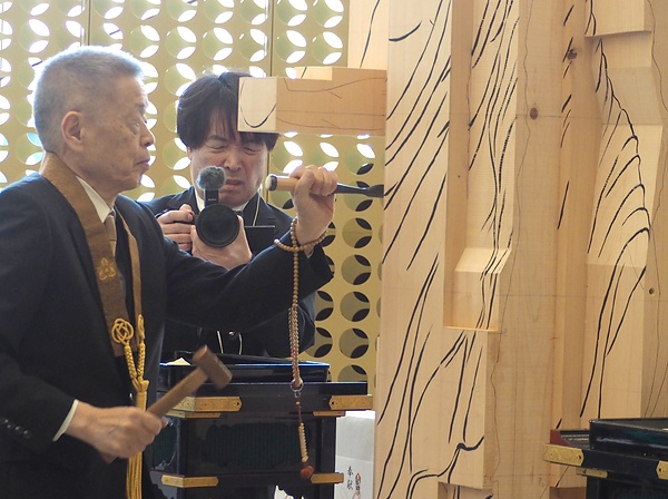 材木に鑿を入れる柏木理事長