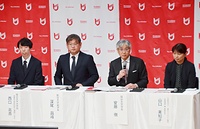 発表会で報道陣からの質問に答える安藤学長