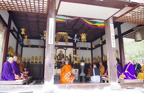 本堂での大般若転読会に続いて、開山堂でも法要が営まれた