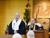 方針を説明する今川宗務総長