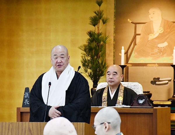 方針を説明する今川宗務総長