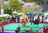 小雨模様の中、法要の無事円成を祈念し大殿入堂に先立ち営まれた庭儀式