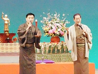 落語の後、フリートークをする月亭八方氏㊨と八光氏