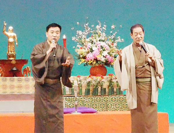 落語の後、フリートークをする月亭八方氏㊨と八光氏