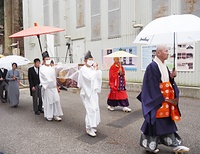 根本中堂に向かう唐櫃と行列
