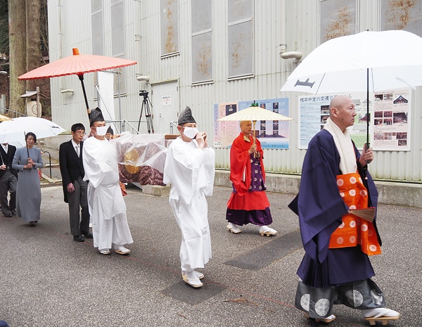 根本中堂に向かう唐櫃と行列