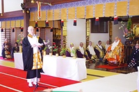 導師を勤めた山川門跡（右から2人目）と挨拶する堤宗務総長