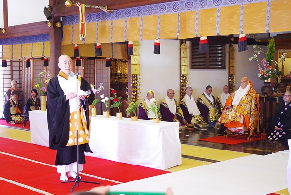 導師を勤めた山川門跡（右から2人目）と挨拶する堤宗務総長