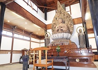 熊本城を除き、被災した市内の指定文化財で最後の修復となった大慈寺の本尊と知客の池田氏