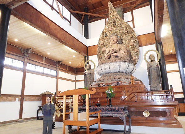 熊本城を除き、被災した市内の指定文化財で最後の修復となった大慈寺の本尊と知客の池田氏