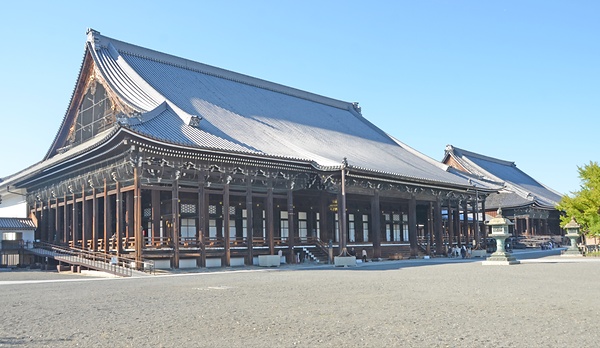 御影堂（手前）と阿弥陀堂