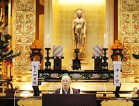 源智上人造立阿弥陀如来立像の尊前で講演する伊藤浄土門主・知恩院門跡