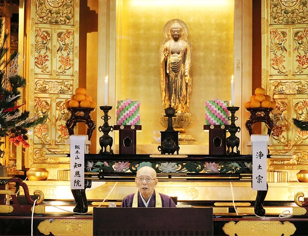 源智上人造立阿弥陀如来立像の尊前で講演する伊藤浄土門主・知恩院門跡