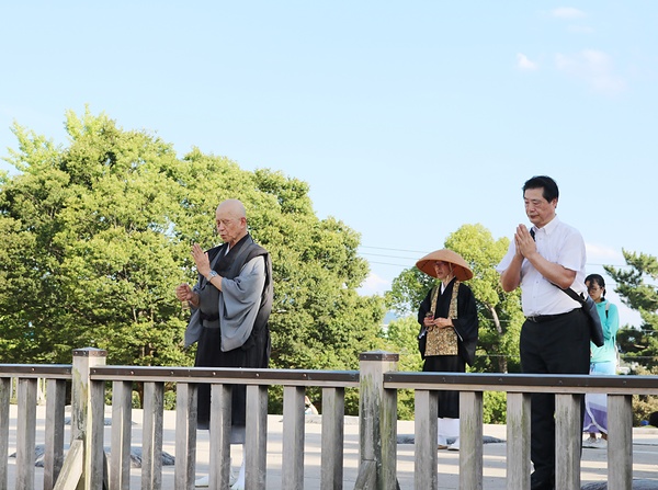 興福寺中金堂に祈りを捧げる鎌田住職（昨年8月の平和巡礼で）
