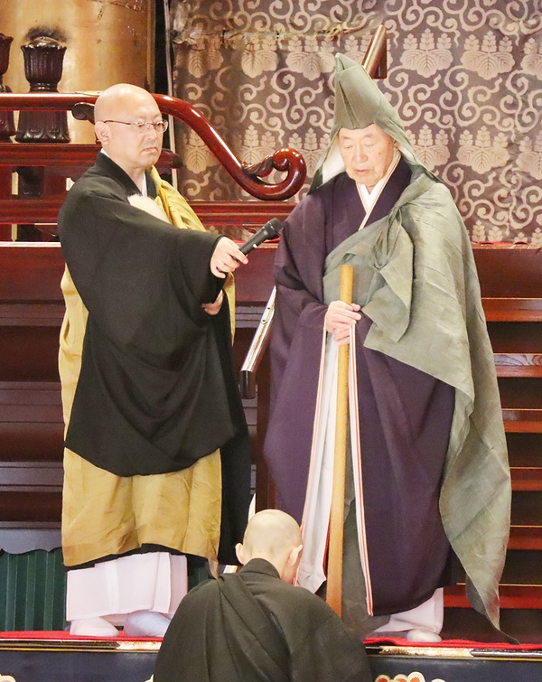 須弥壇上で修行僧と問答する石附貫首