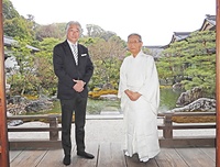 国内屈指の参拝者数を誇る伏見稲荷大社の社務所で行われた対談