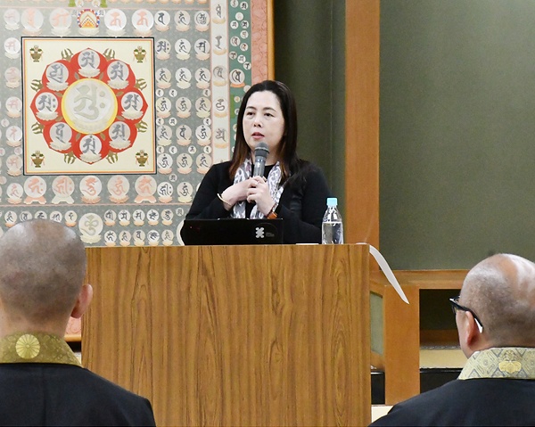 講演する谷口氏