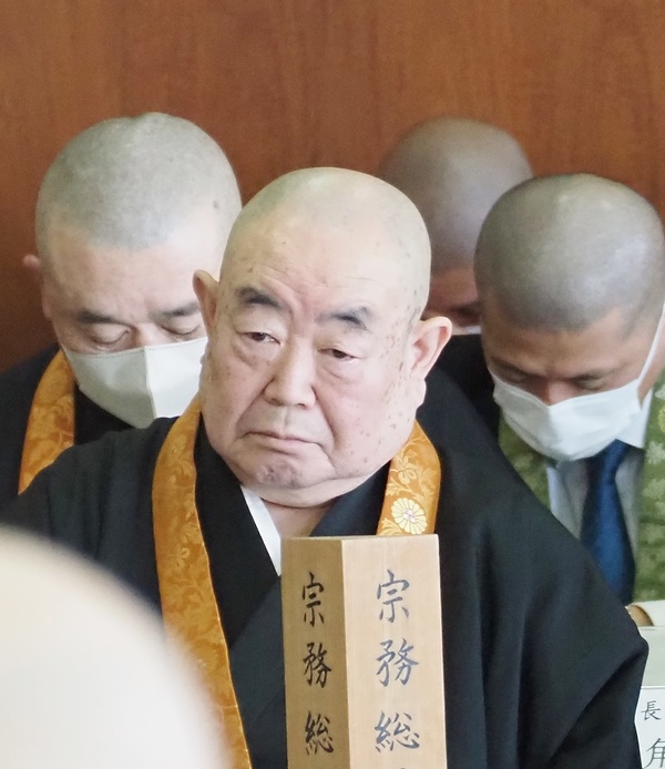 各議員の質問に耳を傾ける細野宗務総長