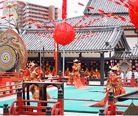 六時堂前の石舞台で「太平楽」を舞う舞人ら