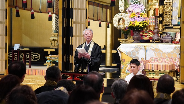 23日の朝座は満堂となり、多くの参拝者が華園門主の親教に耳を傾けた