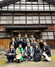 昨年10月に城端別院で開かれた研修会で講師の太田住職（前列中央）を囲む参加者。前列左端が浄謙氏＝林口砂里氏提供