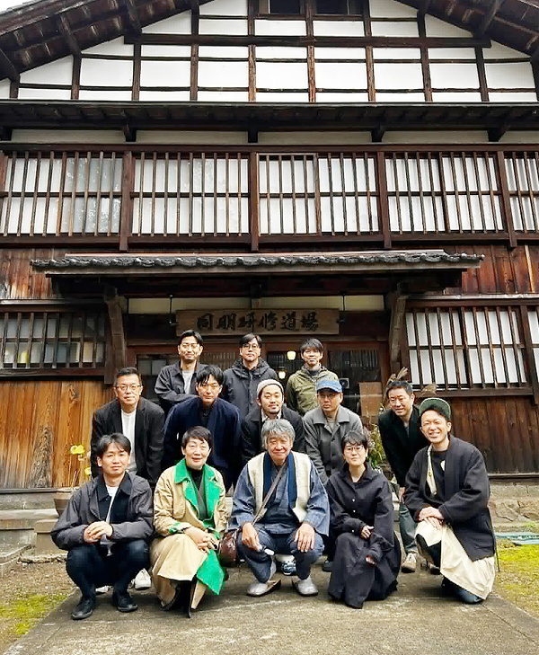 昨年10月に城端別院で開かれた研修会で講師の太田住職（前列中央）を囲む参加者。前列左端が浄謙氏＝林口砂里氏提供