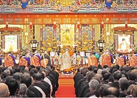 祈願本堂の内陣に舞う散華