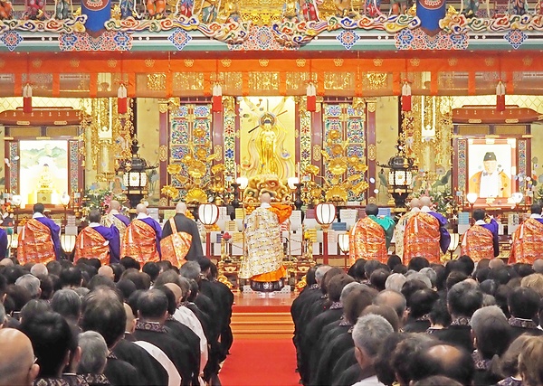 祈願本堂の内陣に舞う散華