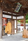 俊芿律師の眠る開山塔の前で回向文を読み上げる上村長老