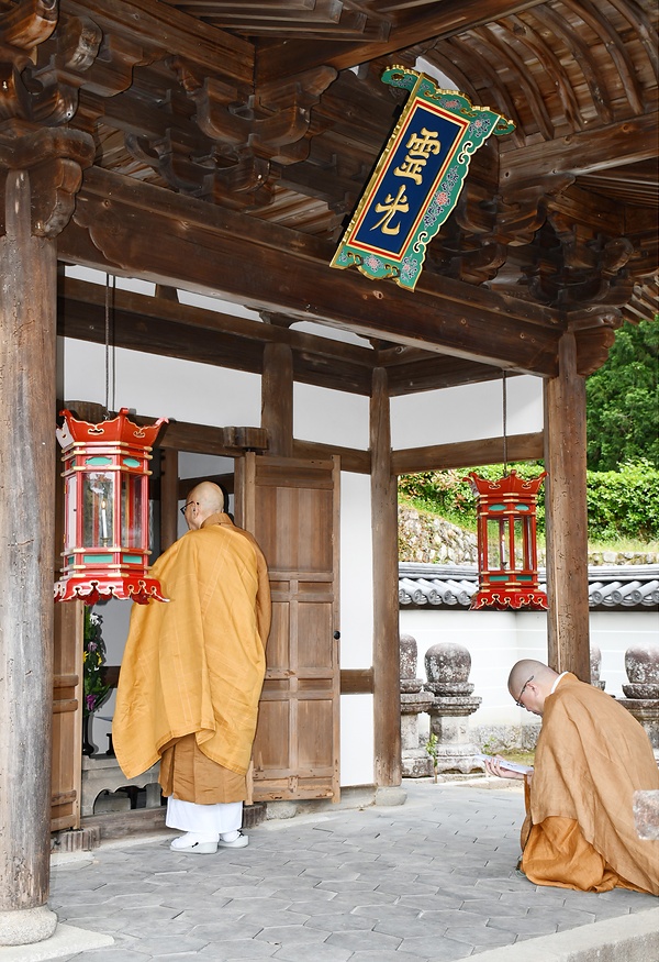 俊芿律師の眠る開山塔の前で回向文を読み上げる上村長老