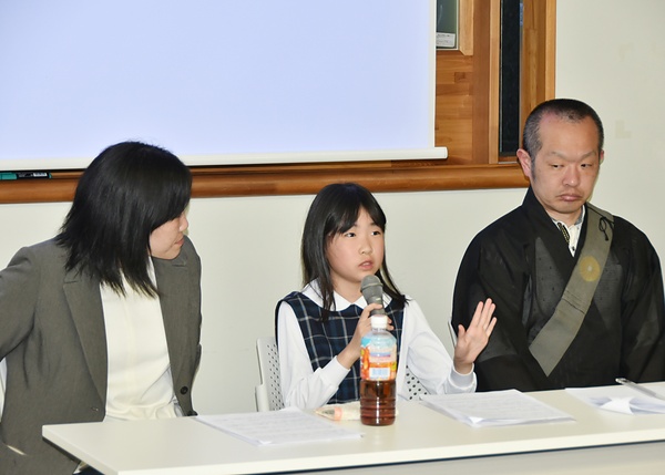 被災直後について報告する日蓮宗妙圀寺の鈴木沙和さんと和憲住職、寺族の淳子氏