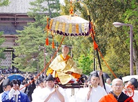 轅に乗り、大仏殿へと進む橋村別当