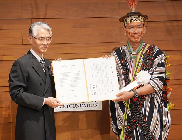 庭野浩士理事長㊧から賞状を受け取るピヤコ師