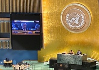 国連総会議場3階バルコニーのNGO発言席から意見表明する神谷氏＝WCRP日本委員会提供