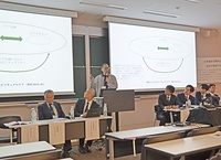 第1部「医療現場と臨床宗教師」でスピリチュアルケア効果の研究充実を指摘する谷山氏（中央）ら