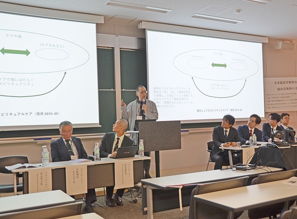 第1部「医療現場と臨床宗教師」でスピリチュアルケア効果の研究充実を指摘する谷山氏（中央）ら