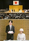 ㊤表彰で長老の称号と鳩杖の伝達を受ける小野照崎神社の小野宮司<br>㊦80年の歩みをねぎらい、たたえる秋篠宮さま