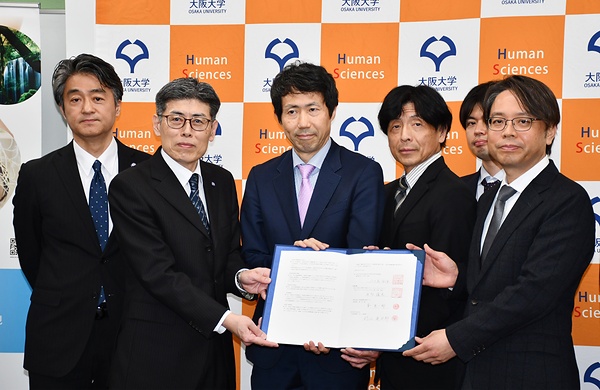 大阪大で行われた連携協定の締結式