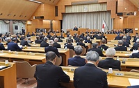 評議員会の冒頭に挨拶する鷹司統理（中央奥）