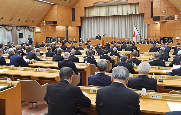 評議員会の冒頭に挨拶する鷹司統理（中央奥）