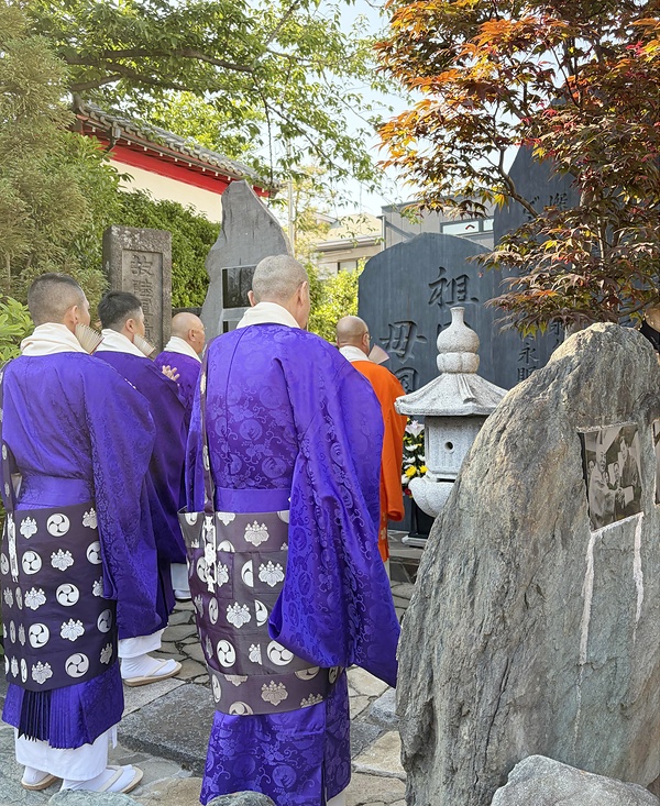 慰霊碑に法楽を捧げる小池貫主ら