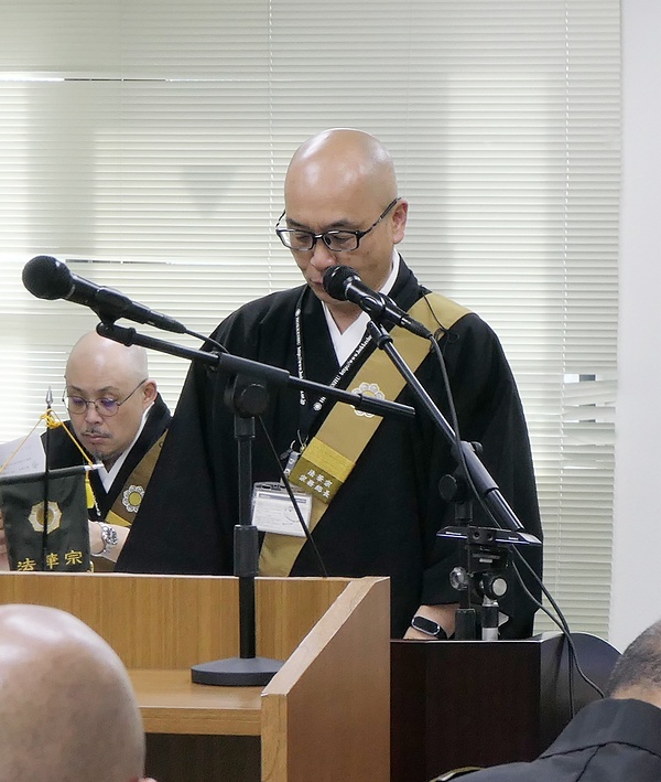 施政方針を表明する平田義生宗務総長