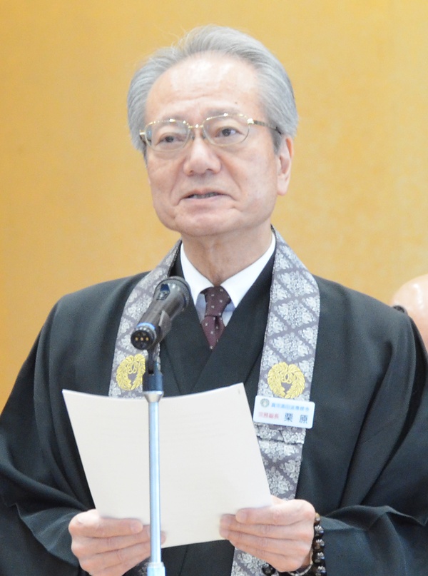 就任後、初の宗議会で所信表明する栗原総長（5月26日）