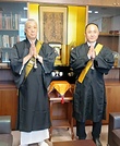 日蓮宗の後継者システムで静岡県沼津市の本善寺への入寺が決まった鹿谷氏㊨と光岡宗務総長
